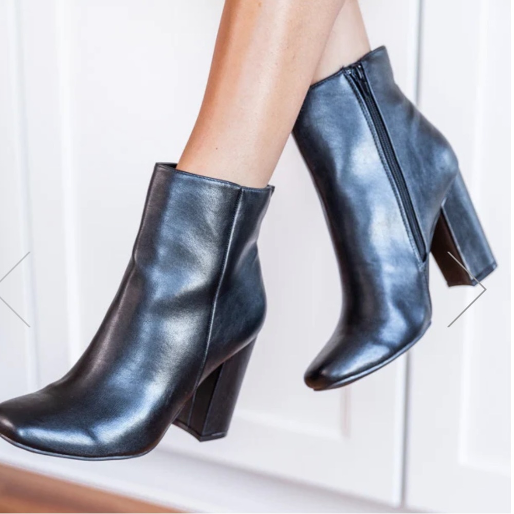 Round heeled toe black booties!